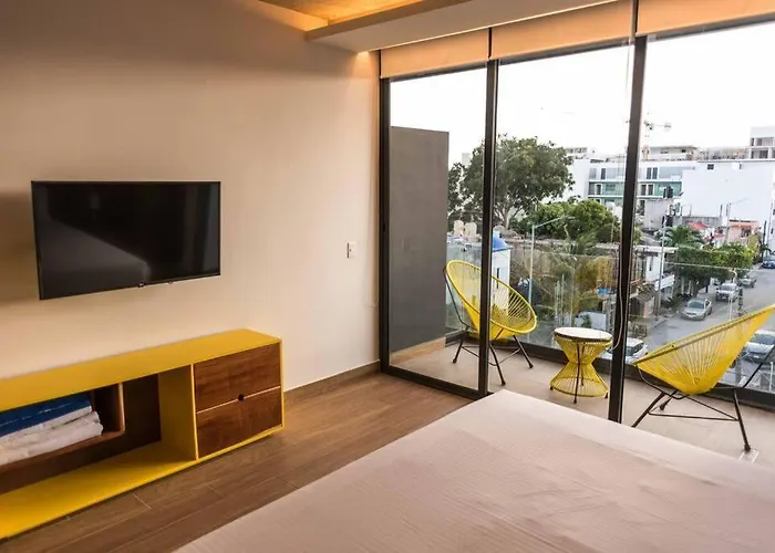 Hotel Yellow *
